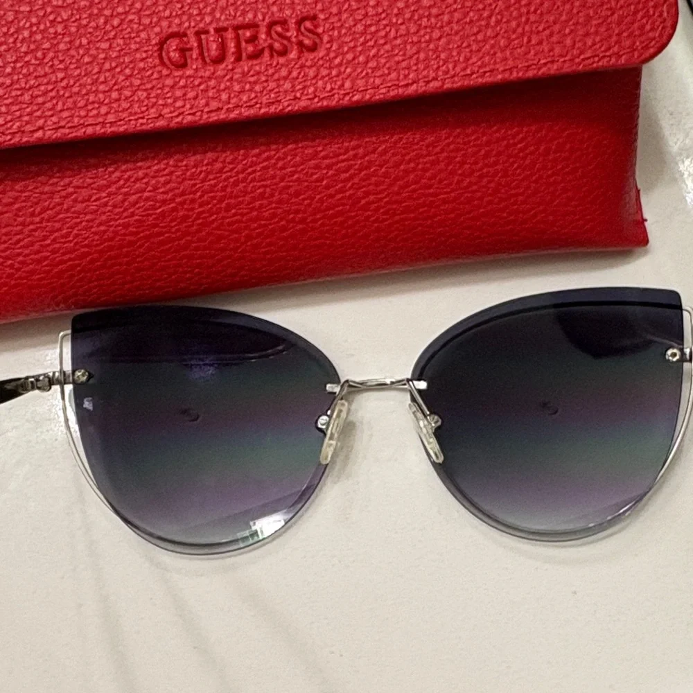 GUESS Women's Black and Silver Sunglasses with Red Case - Picture 4 of 9